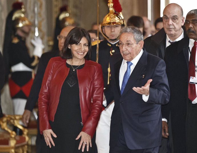 El presidente de Cuba, Raúl Castro, y la alcaldesa de París, Anne Hidalgo.