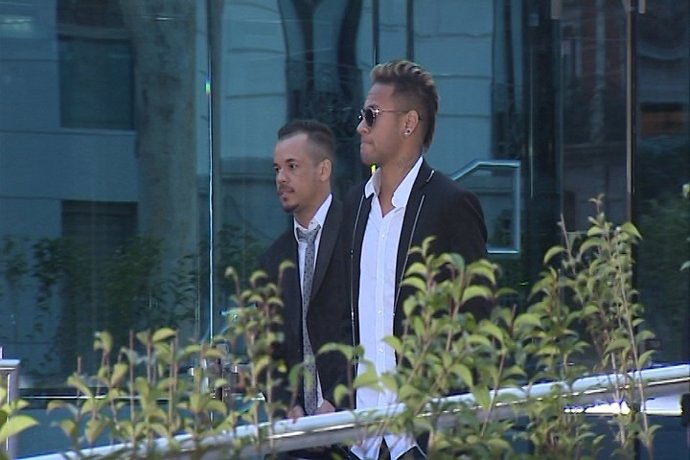 Neymar sale de la Audiencia Nacional