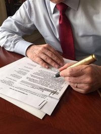 Santos comparte una foto escribiendo con un bolígrafo fabricado a partir de balas usadas