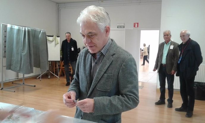 Jesús Mari Fernández votando.