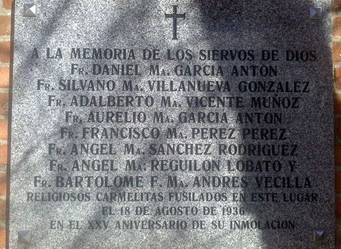 Imagen de la retirada de la placa en honor de ocho carmelitas