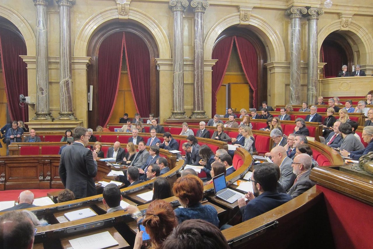 El conseller de Justicia, Carles Mundó, responde a una pregunta parlamentaria