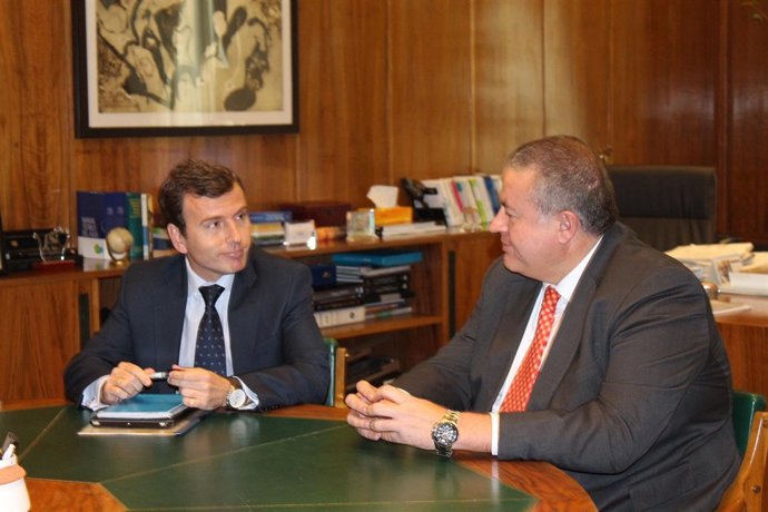 Imagen del encuentro entre Pablo Saavedra y el consejero de Fomento