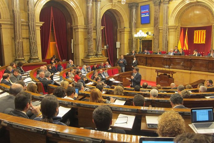 El presidente de la Generalitat, Carles Puigdemont, responde a preguntas parlame