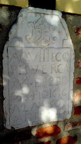 Piedra que refleja hasta dónde llegó el nivel del agua