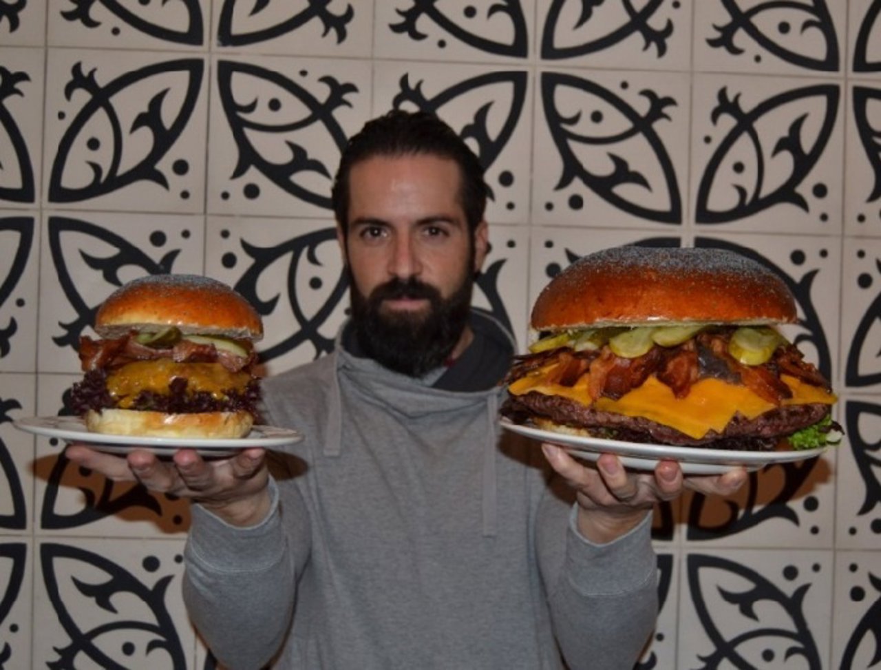 Reto: comer 2,5 kilos de hamburguesas en una hora