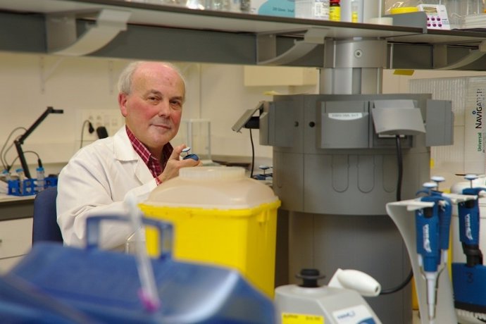 El investigador Juan Ramón de los Toyos, en su laboratorio. 