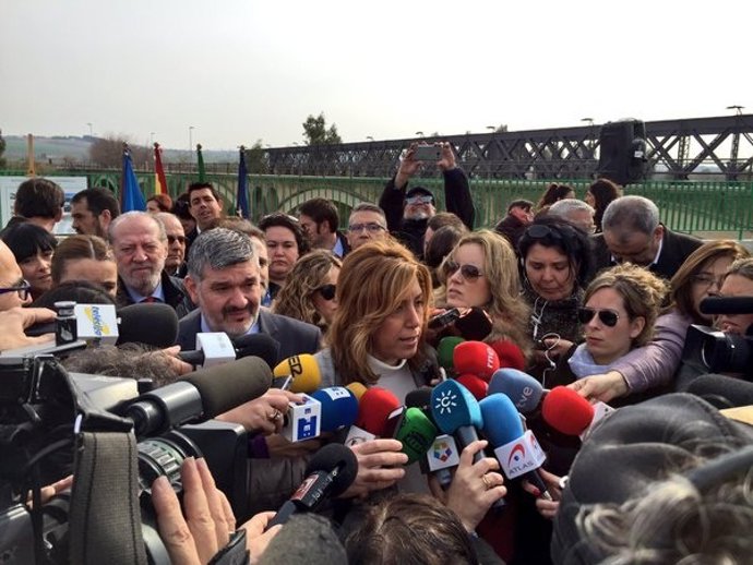 Susana Díaz atiende a los medios durante una visita a Écija (Sevilla)