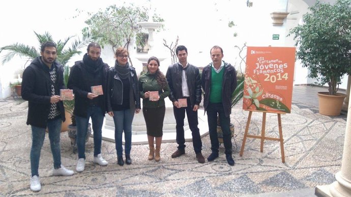 Ruz (izda) ha hecho entrega de los CD a los galardonados