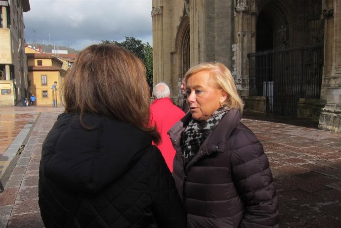 Mercedes Fernández, a la derecha