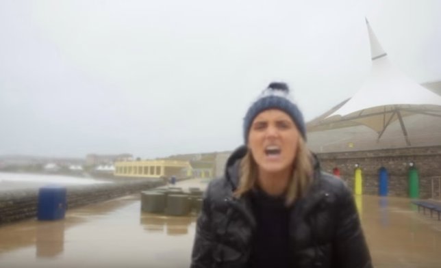 Chica es golpeada por un pez arrastrado por una ola