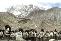 India busca a diez soldados desaparecidos tras una avalancha en el glaciar de Siachen