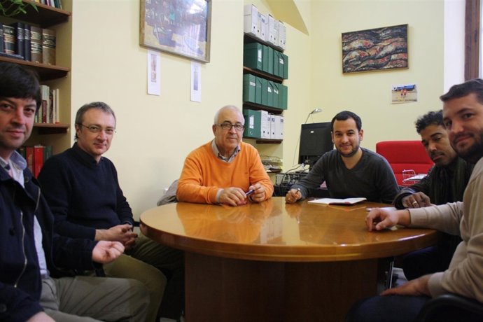 IU con los miembros de la orquesta.