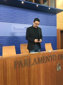 El portavoz parlamentario del PSOE-A, Mario Jiménez, en rueda de prensa