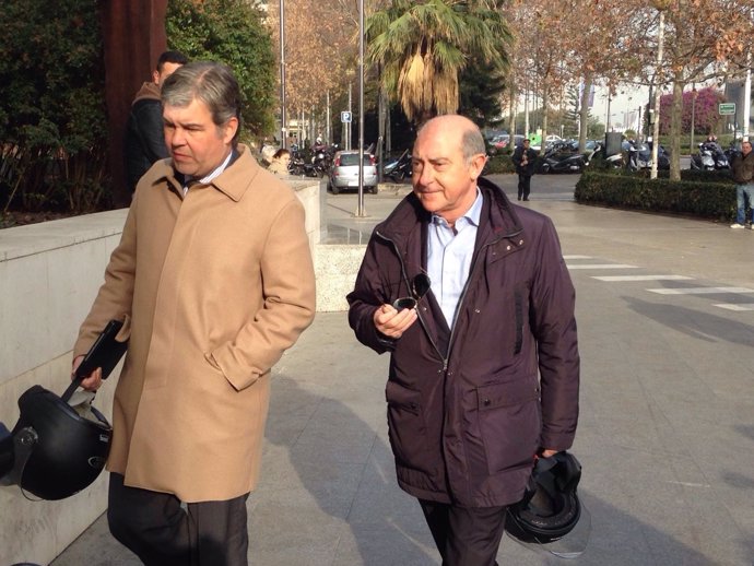 Alfonso Novo, a la derecha de la imagen, a su llegada al juzgado