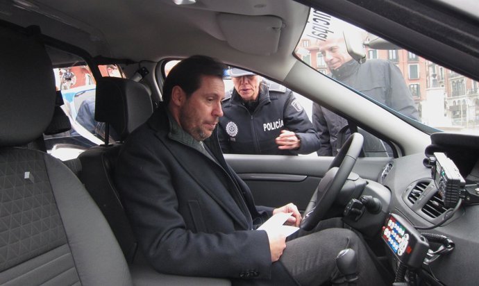 El alcalde de Valladolid subido a un coche de la Policía Municipal