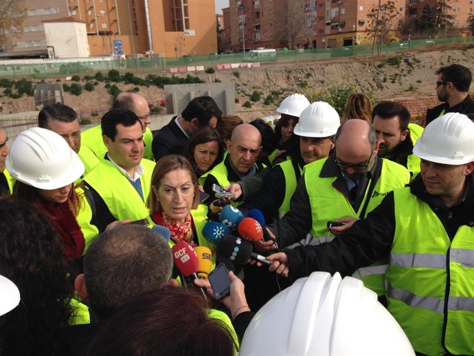 Ana Pastor atiende a los periodistas en las obras del AVE en Granada