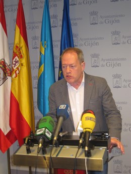 El concejal de IU Aurelio Martín, durante la rueda de prensa. 