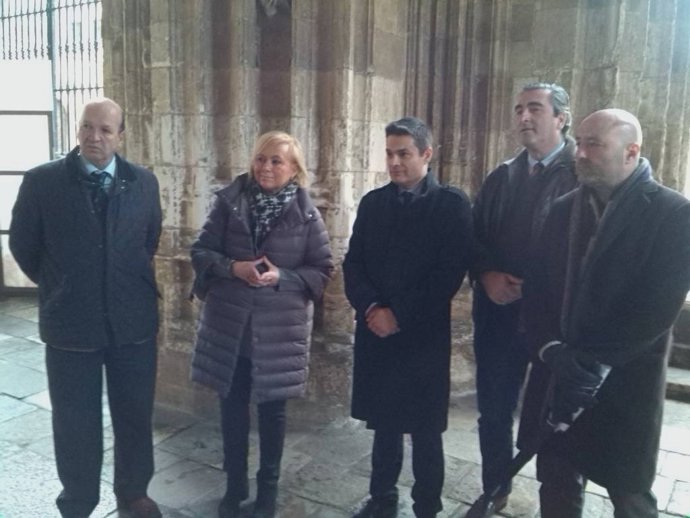 Mercedes Fernández, segunda por la izquierda