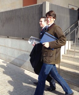 El asesor Luis salom, en primer plano, abandona los juzgados