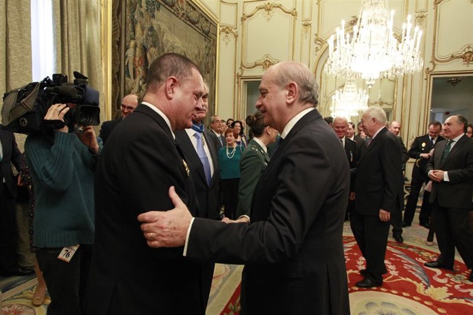 Jorge Fernández Díaz en la entrega de condecoraciones a funcionarios