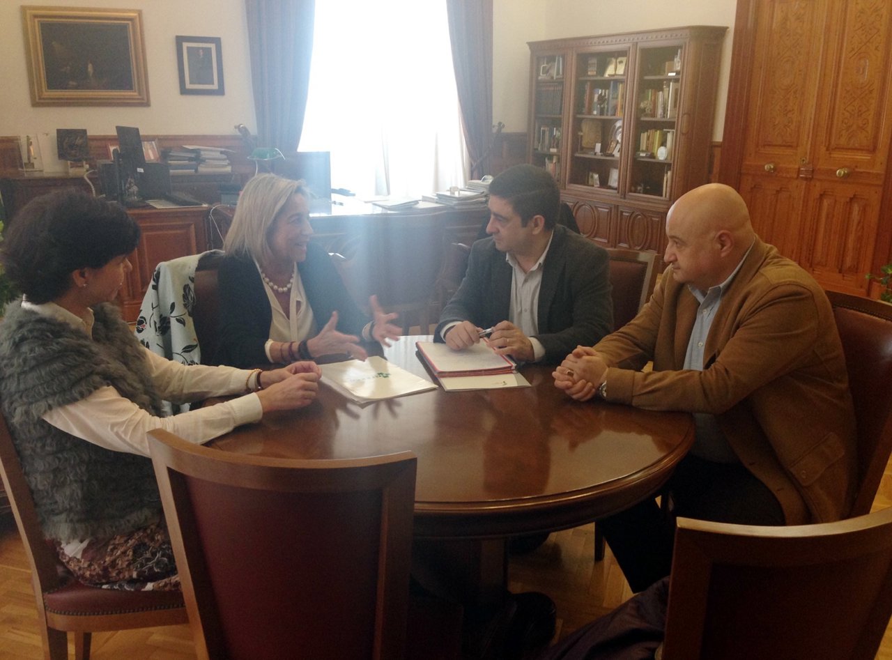 Reyes (2d), con los responsables de Jafarco.