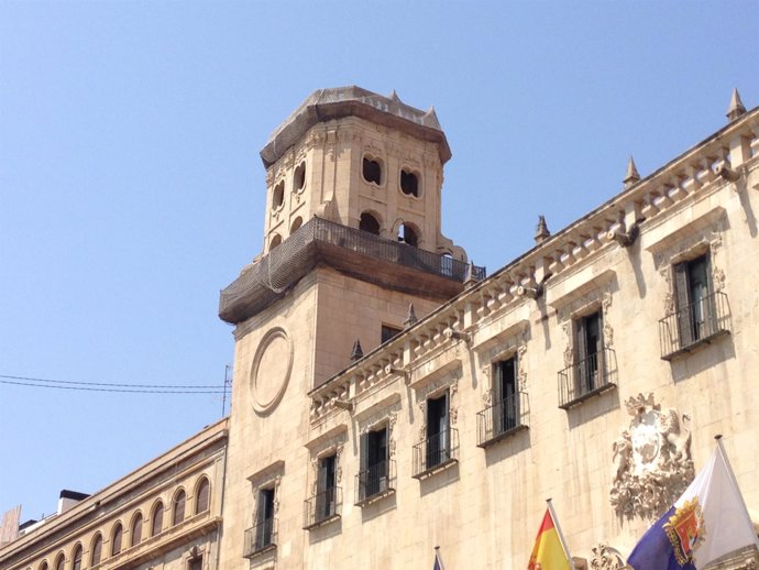 Una de las torres del Ayuntamiento de Alicante protegidas con redes anticaídas