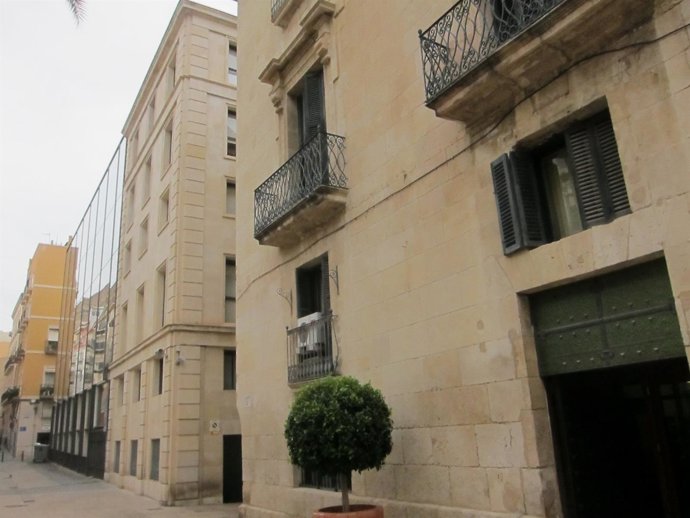 Entrada trasera del Ayuntamiento de Alicante por la plaza Santísima Faz