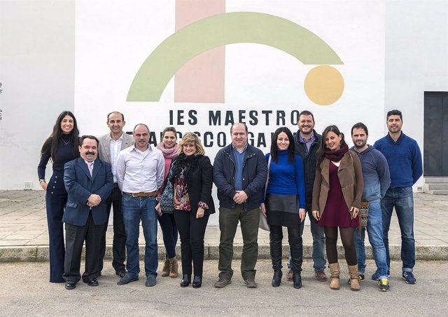 La delegada territorial de Educación visita Martín de la Jara y Los Corrales