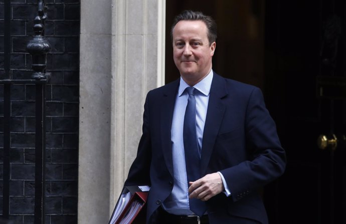 El primer ministro británico, David Cameron, sale de Downing Street