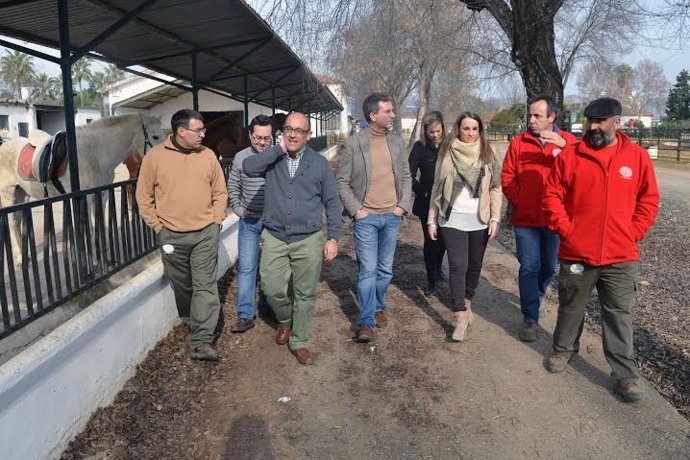 Sánchez y Ruiz (centro) visitan las instalaciones del Centro Agropecuario