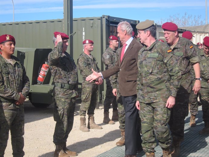 El ministro Pedro Morenés visita el Cuartel de la OTAN en Bétera