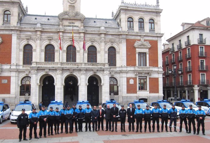 Agentes policiales junto al alcalde de Valladolid en la Plaza Mayor