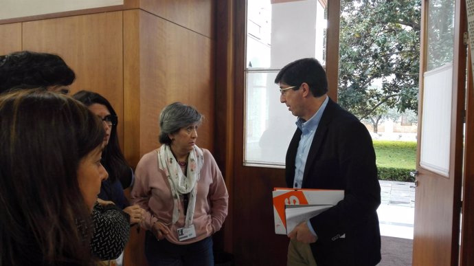Juan Marín conversa con periodistas