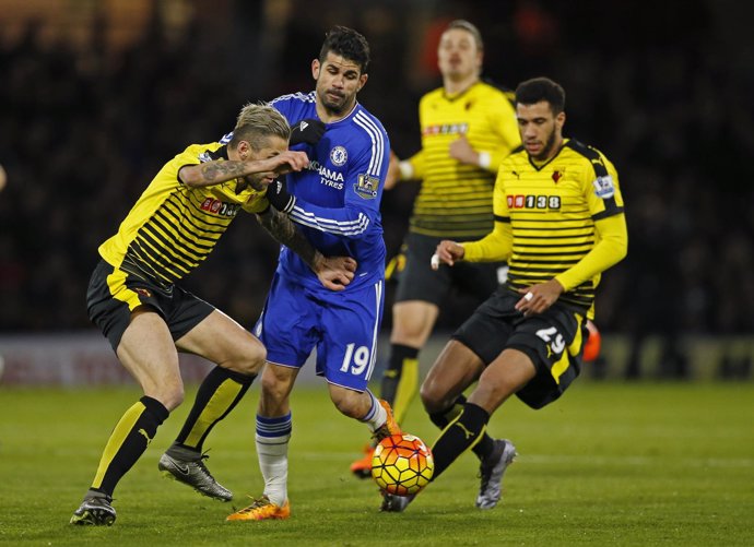 Diego Costa pelea un balón ante jugadores del Watford