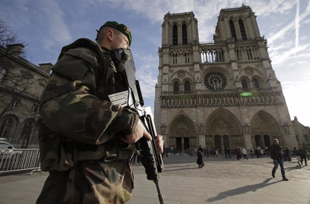 Un militar francés patrulla frente a Notre Dame, en París