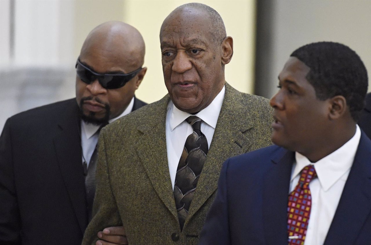 Actor and comedian Bill Cosby (C) arrives for a preliminary hearing on sexual as