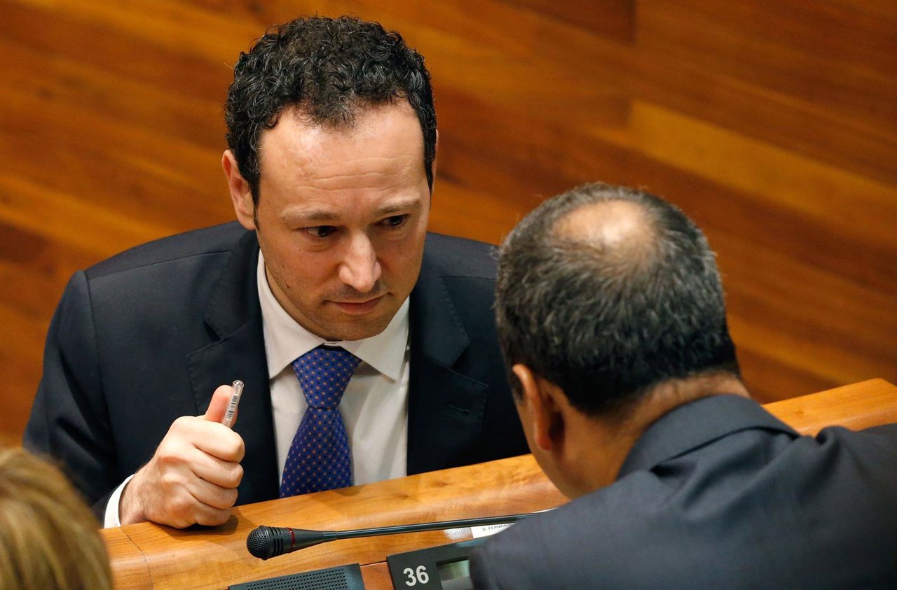 El consejero de Presidencia, Guillermo Martínez, con Fernando Lastra