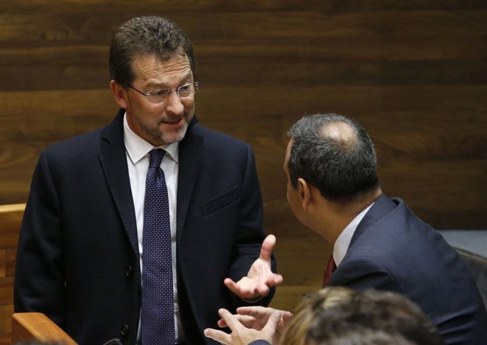 El consejero de Educación, Genaro Alonso, junto a Fernando Lastra, portavoz PSOE