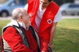 Voluntario de Creu Roja con un anciano