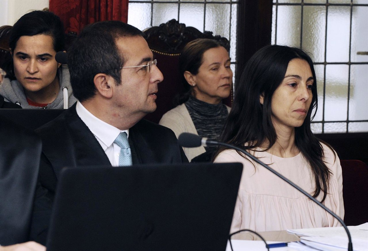 Monserrat González (2d), su hija Triana Martínez (i), y Raquel Gago