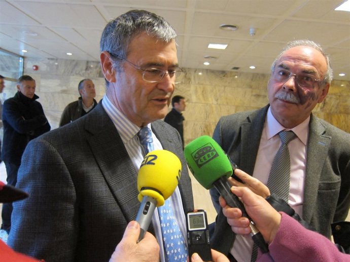 El catedrático veterinario Lucas Domínguez, junto a Ibo Álvarez, director Ganade