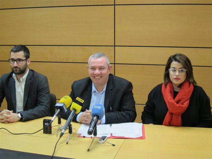 Larrosa, en el centro, junto a Francisco Lucas y Alejandra Reina