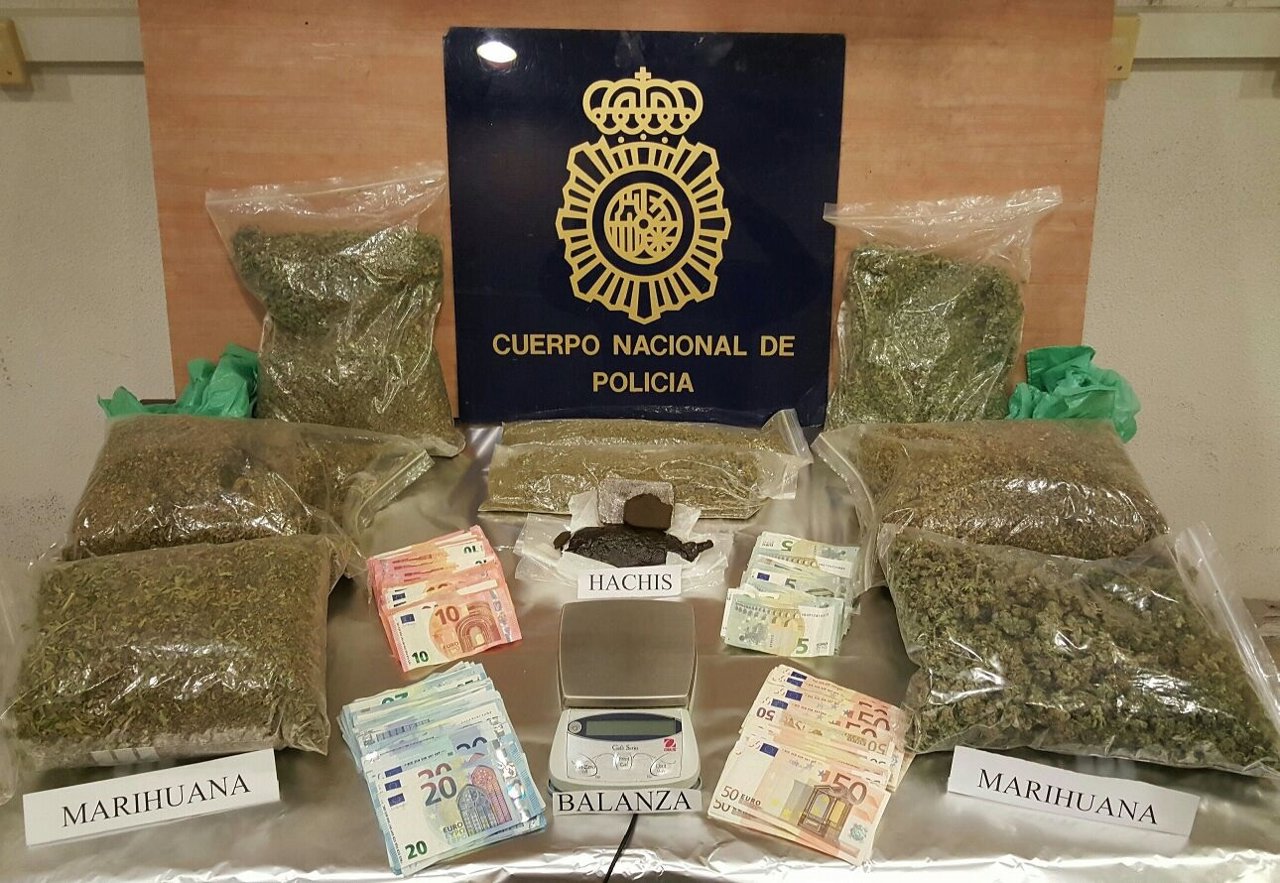 Droga y dinero intervenidos en el club cannábico