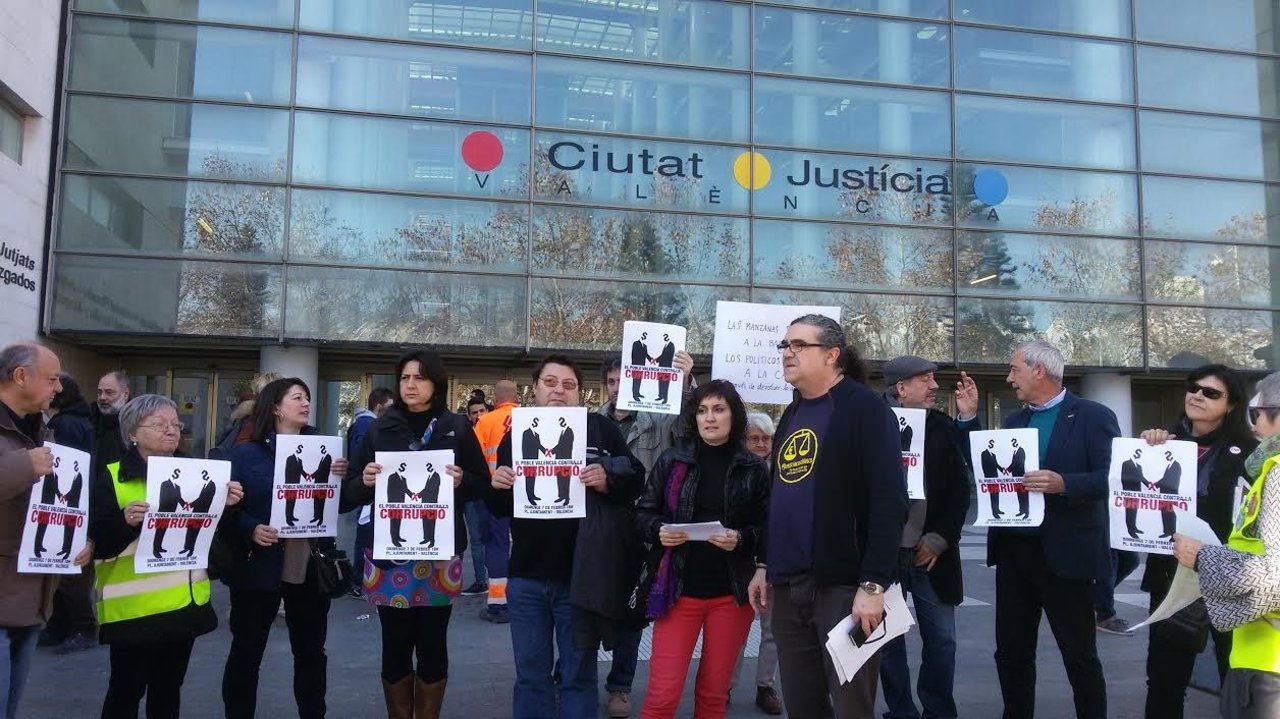 Miembros de diverosos colectivos sociales se concentran frente a los juzgados