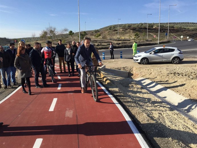 Felipe López visita la pasarela ciclista