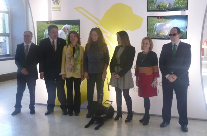 Aurelia Sánchez, consejera de Bienestar Social, visitando una exposicíon de ONCE