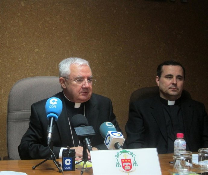 El obispo de Jaén, Ramón del Hoyo (i), junto a  Antonio Garrido.