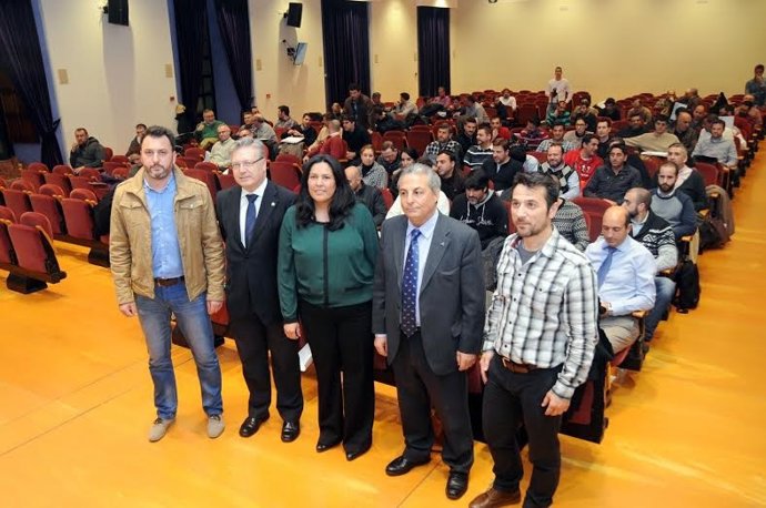 Amo (centro) asiste a la clausura de la jornada