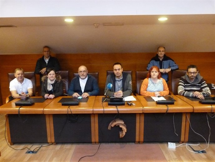 Verónica Ordóñez y José Ramón Blanco (Podemos) con afectados por PGOU Santander